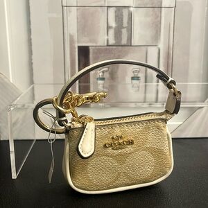 COACH KEY CHAIN (NWT)purse charm. Functional mini purse. ✨